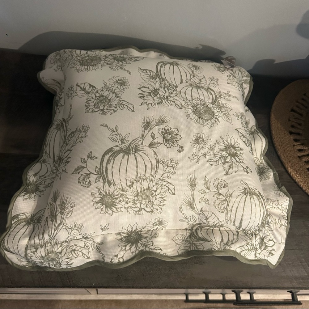 NWT Hobby Lobby White & Green Pumpkins Scalloped Pillow - Picture 2 of 4
